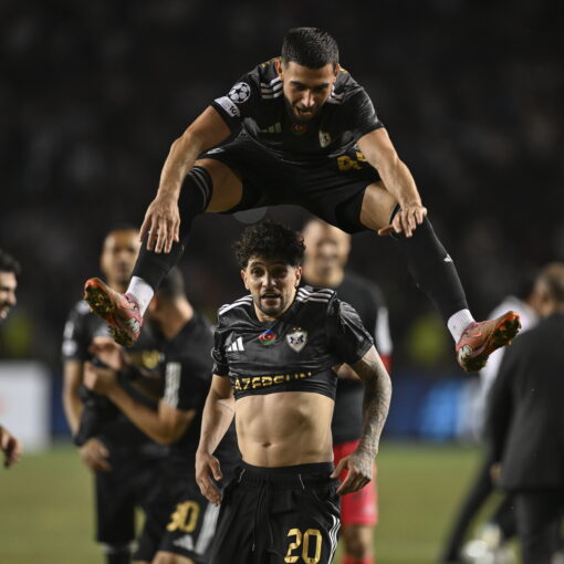 Elvin Cafarguliyev (en haut) et Kady, joueurs du Qarabag, célèbrent leur victoire lors du match retour des barrages de l'UEFA Champions League entre le Qarabag et Ferencvaros à Bakou, en Azerbaïdjan.