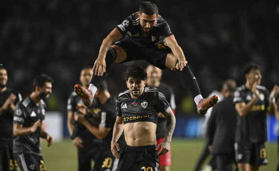 Elvin Cafarguliyev (en haut) et Kady, joueurs du Qarabag, célèbrent leur victoire lors du match retour des barrages de l'UEFA Champions League entre le Qarabag et Ferencvaros à Bakou, en Azerbaïdjan.