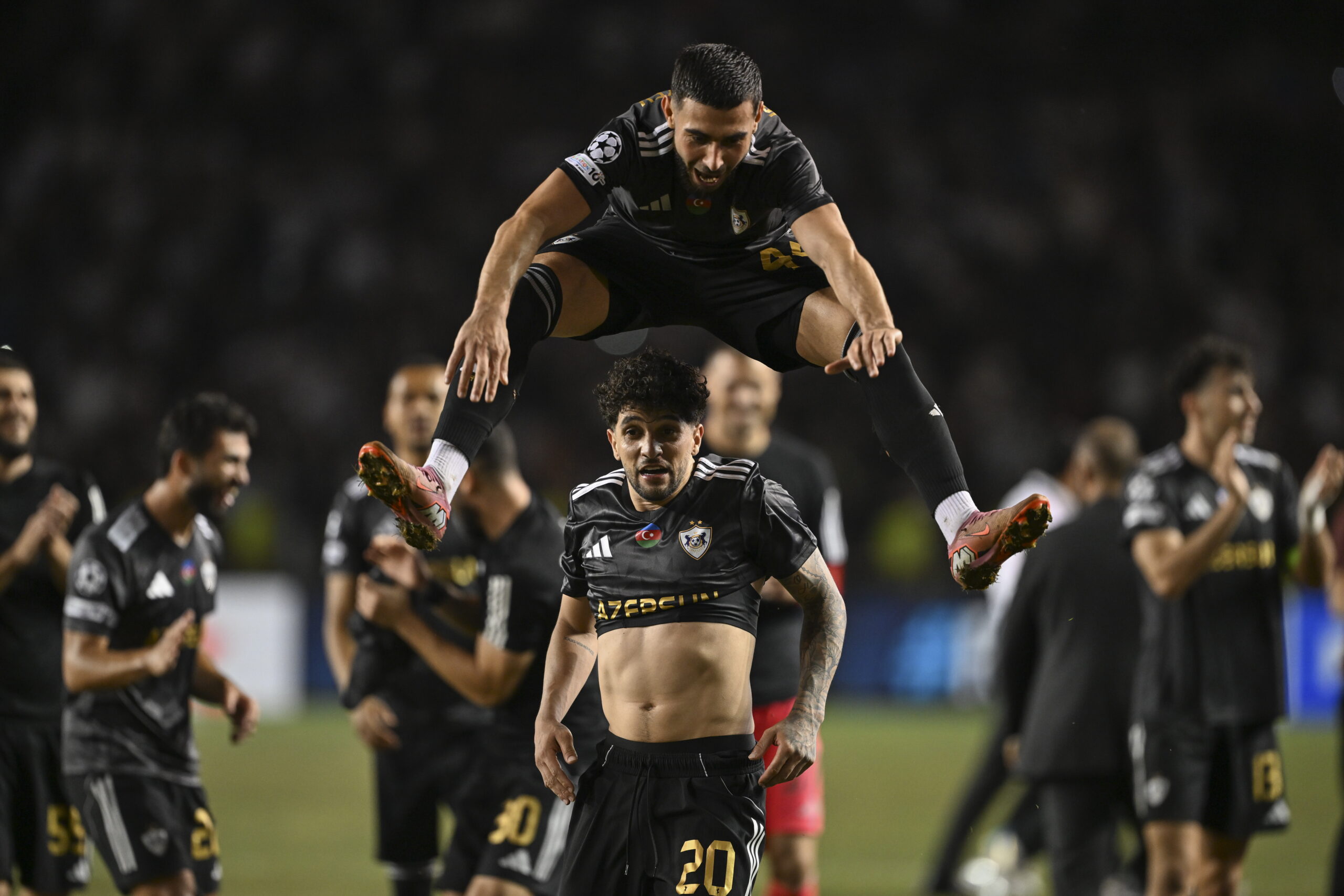 Elvin Cafarguliyev (en haut) et Kady, joueurs du Qarabag, célèbrent leur victoire lors du match retour des barrages de l'UEFA Champions League entre le Qarabag et Ferencvaros à Bakou, en Azerbaïdjan.